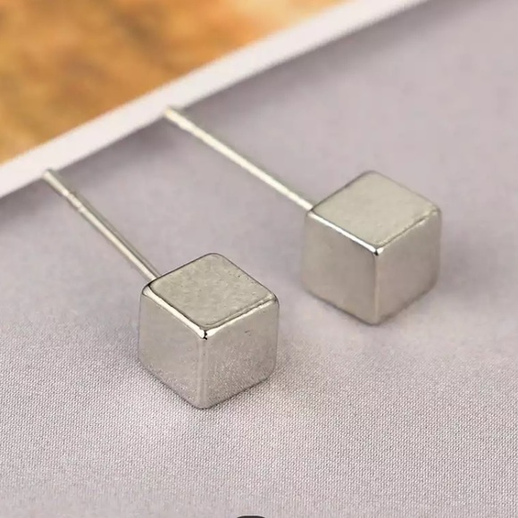 🔴5/$15🔴CLEARANCE Silver Cube Simple Earrings NEW - Picture 2 of 11